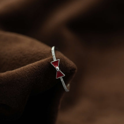 A Touch of Whimsy: The Elegant Bow-Shaped Silver Ladies Ring