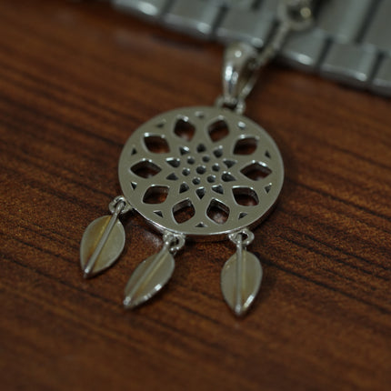 "Silver Dream Catcher Pendant – A Symbol of Serenity and Style"