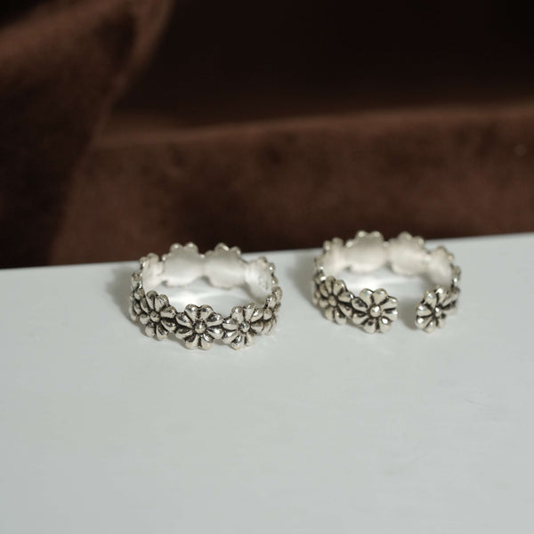 "Bloom in Style:  Silver Toe Ring for a Timeless Look 🌸 #VintageVibes"
