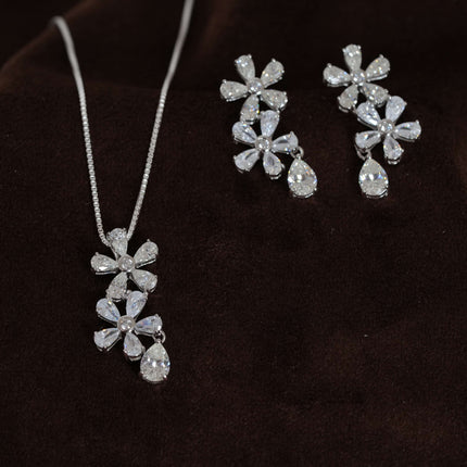 "Pure and Simple: A Pendant Set That Speaks of Timeless Elegance ✨