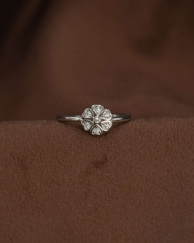 Shimmerbind – Silver Twist Ring for Women