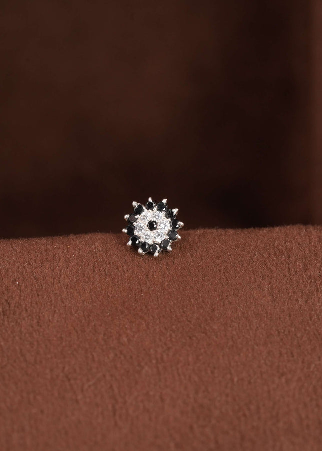 Simpli BLACK with a Touch of Elegance: The Black Stone Nosepin