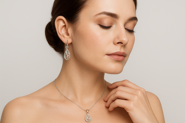 a women wearing silver jewllery like pendant set